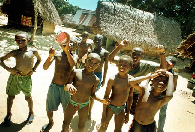 Kinderen in een bosnegerdorp in het Surinaamse binnenland