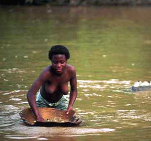 Meisje doet de was in de rivier de Pra