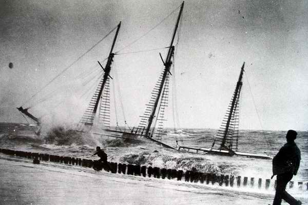 Schip slaat te pletter tegen Westkappelse Zeedijk, 1920